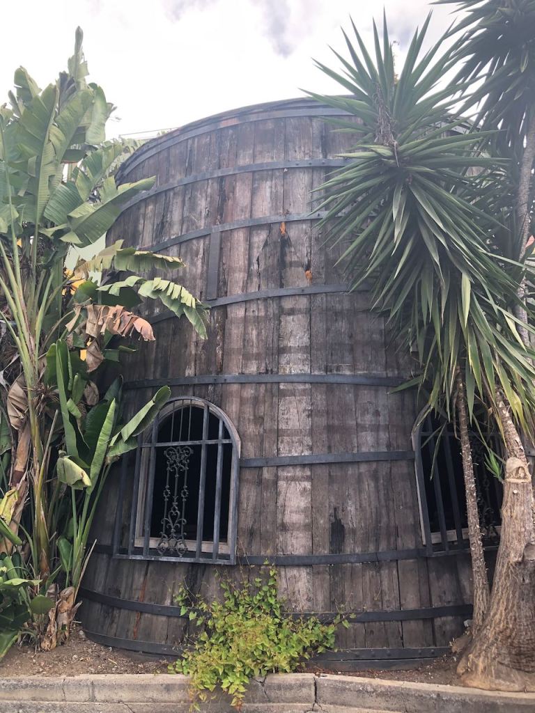 here, we past by a restaurant which was located in a huge wine barrel, a pity we didn't stop for a drink  