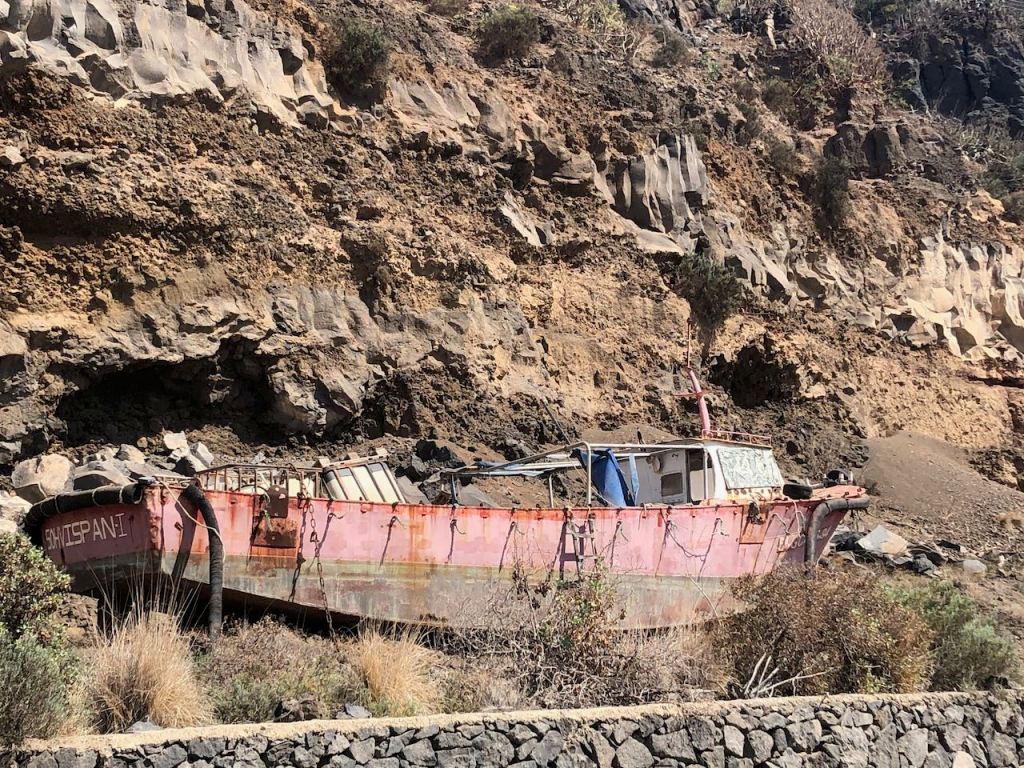 the boat in the rocks at the marina