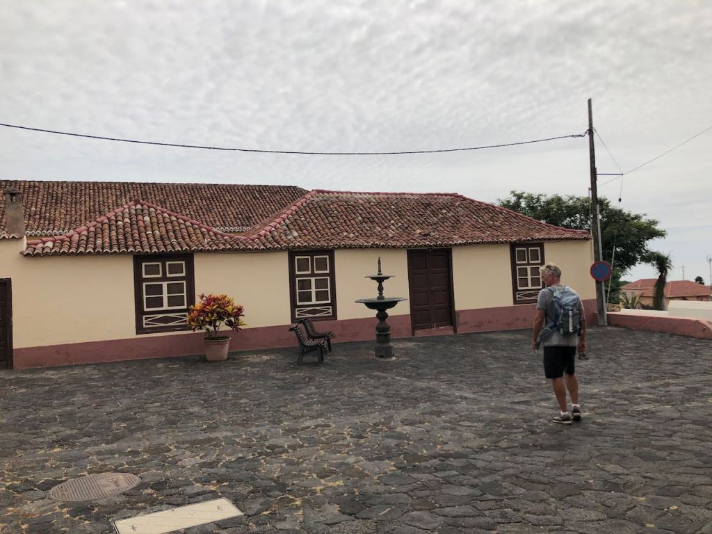 on the way back to the marina at the end of Tazacorte there is a fancy area where sugar barons used to live, these are the remaining buildings ...