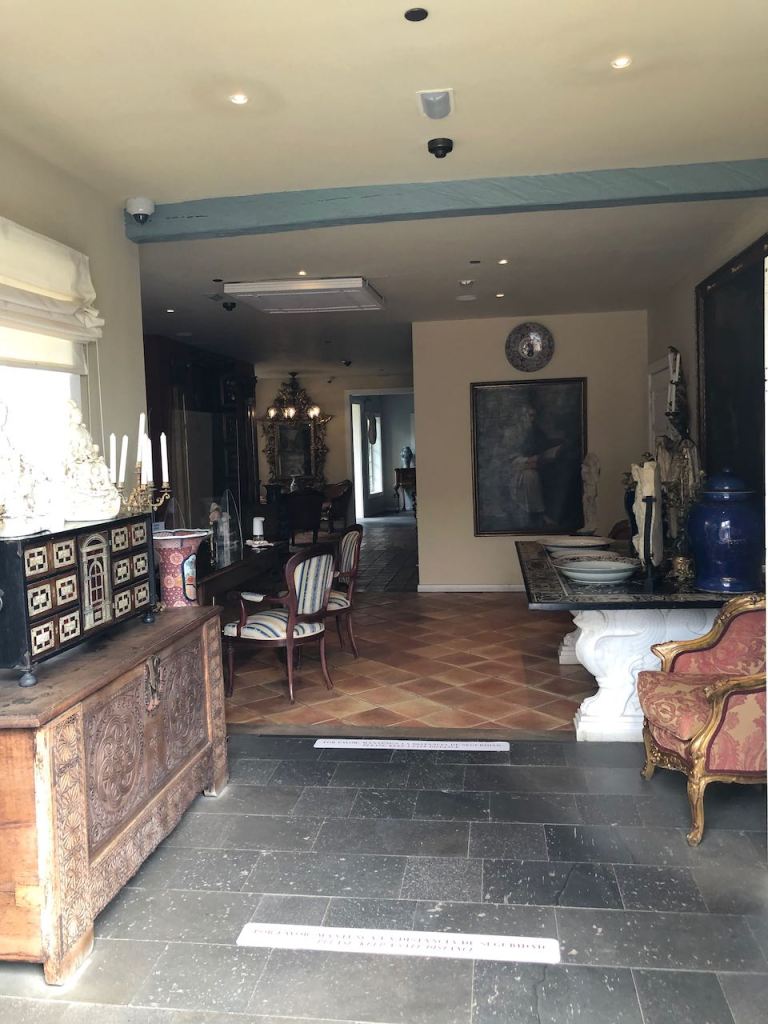 we had a little sneak inside;  beautiful architecture, decoration and furniture from the 17th to the 19th century 