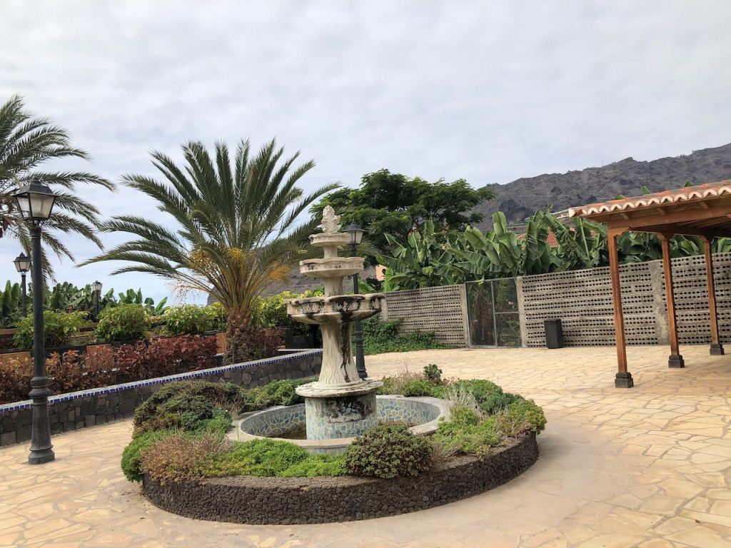 this plaza includes a little fountain