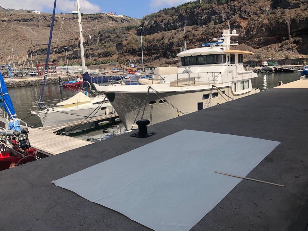 starting our sunshade project and behind the motor yacht we visited (beside "little" Altimate)