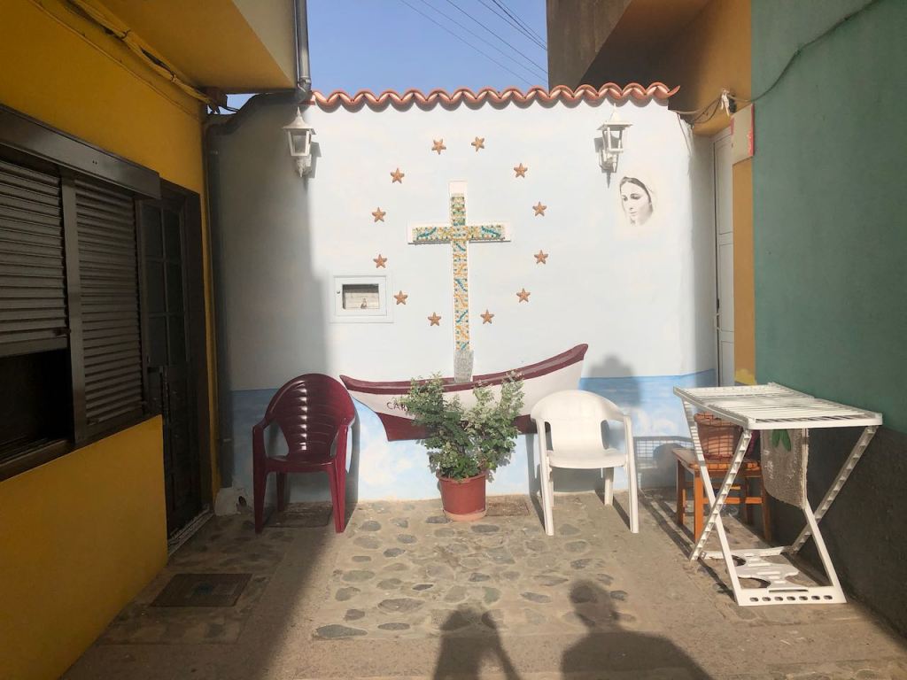 a dead end street in Puerto Tazacorte with a chapel wall