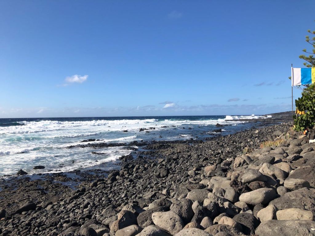 the pebble beach of El Golfo looking north