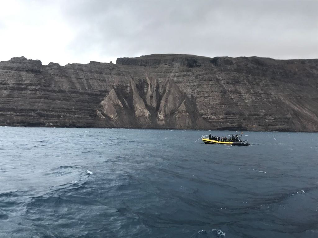 This diving rib overtook us earlier, it was so funny to see that all the people had to wear masks - even while diving?